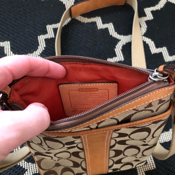 Coach classic crossbody bag - Picture 3 of 3
